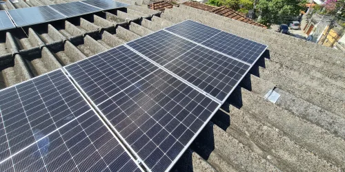 Sistema de energia solar on-grid instalado em Icaraí - Niterói - RJ (foto 2 de 4)